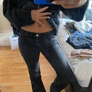 Lågmidjade bootcut jeans - Säljer ett par svarta bootcut jeans med låg midja. Perfekta till vardagslooken.