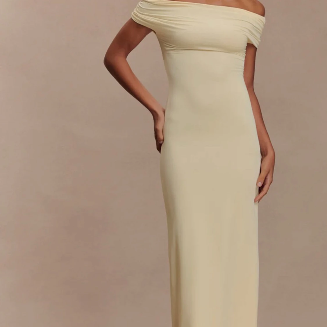 Ljusgul offshoulder långklänning