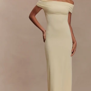 Ljusgul offshoulder långklänning - Supersnygg ljusgul långklänning med offshoulder och draperad urringning från Meshki! Använde klänningen på min bal men passar även perfekt att ha för ett festligt tillfälle! Sista bilden visar hur ryggen ser ut💛💛Pris kan diskuteras! 