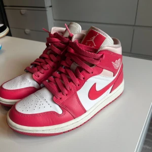 Air Jordan 1 Mid 'Strawberries and Cream' - Pris kan alltid diskuteras. Använda 2 gånger så gott som nya🤗