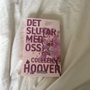 Det slutar med oss - En gripande roman om Lily som kämpar för att följa sina drömmar och hitta kärlek i Boston. Perfekt för unga vuxna/tonåringar som gillar starka känslor, relationer och oväntade vändningar. En modern favorit som hyllats på BookTok och av läsare världen över. Mycket bra och tipsar starkt, pris kan diskuteras💞