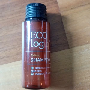 Ecologic Vitalizing Shampoo 30 ml - En liten brun plastflaska med Ecologic Vitalizing Shampoo, 30 ml. Dermatologiskt testad och fri från parabener och mineralolja. Tillverkad i Italien, med praktisk skruvkork. Perfekt för resan eller gymväskan. Stark lukt. HELT OANVÄND 