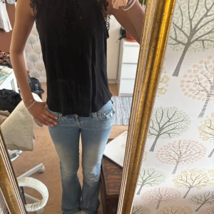 Svart ärmlös topp med spetsdetaljer - Snygg svart ärmlös topp med spetsdetaljer på axlarna ☺️