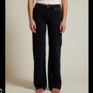 Svarta jeans - Svarta jeans ifrån bikbok, använda fåtal gånger💕 orginalpris:699kr💕