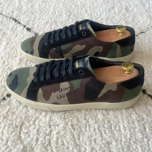 Saint Laurent skor - Ett par stört feta Saint Laurent pjucks, unika o passar till verkligen allt | Storlek 42 | Nypris 7-8000kr, säljer för endast 2500kr | Dustbags o snören medföljer | Skickar gärna fler bilder vid behov! 