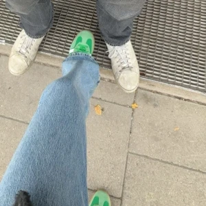 Gröna Adidas Gazelle sneakers - Snygga gröna Adidas Gazelle sneakers. Jag har endast använt de en gång och det är inpregnerade i butik!😍