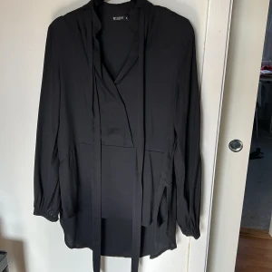 Avslappnad svart blus från Tiger - Svart lite oversized blus från Tiger. Något stor i storleken, jag har vanligtvis 38. 