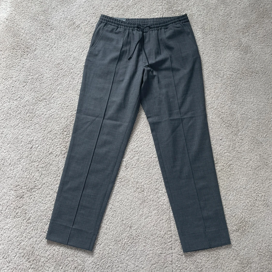 Grå kostymbyxor från J. Lindeberg - 1