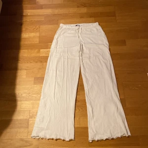 Vita sommar byxor - Vita sommar byxor från lager 157 i storlek S, de är töjbara i midjan med snöre i också. Jag har aldrig använt dom så därför inget förstört vid fötterna eller någon annan stans, skulle rekomendera att vara över 160cm om man ska köpa dom eftersom de är för långa på mig som är 160cm. Ganska genomskinliga men skulle passat perfekt en sommardag för att dom även är tunna.