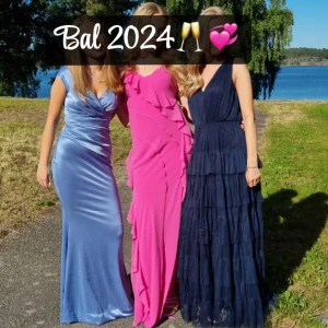 Mörkblå Balklänning med volanger - Elegant mörkblå balklänning med volanger och v-ringad design. Klänningen är använd vid 1 tillfälle och därför i ”nyskick”. Jag är 166cm och har på mig 6,5cm klackar 👠 , och har sytt upp klänningen att passa efter de måtten! Skriv för frågor💞