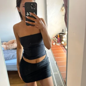 Svart  kjol  - jättefin mini kjol i svart den har också shorts under 