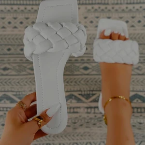 Vita flätade klackar - Vita klackar från SHEIN, jätte bra material osv🤍, säljer vidare då dom ej kommer till användning. Storlek 38!!