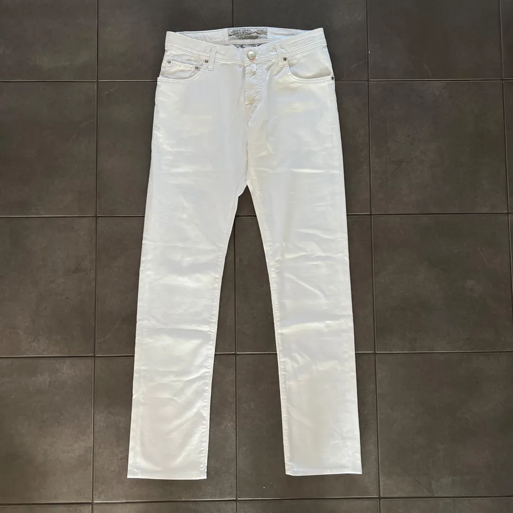Säljer ett par Jacob Cohen jeans i modellen 622, storlek 31. De är helt nya med tags och ligger på 5000 kr i butik. Skriv vid funderingar🙌. Farkut & Housut.