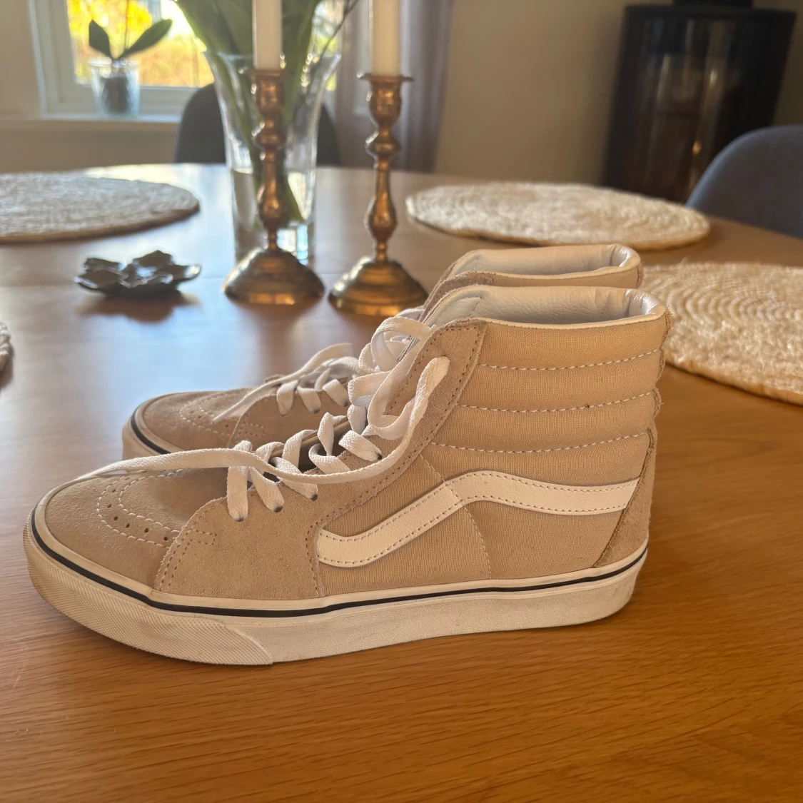 Beige höga sneakers från Vans