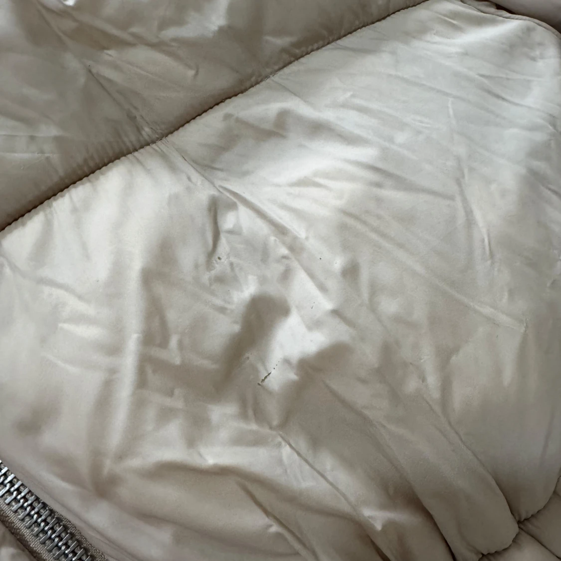 Beige pufferjacka med huva - 1