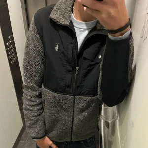 Polo Ralph Lauren fleece - |Tja! En väldigt snygg Ralph Lauren fleece jacka ❗️| Skick: 9,5/10 sjukt bra skick☑️.| Storlek: S, sitter hyfsat bra på mig 188cm, lite liten kanske (true to size)📏| Nypris: ca 2000kr💵| Färg: mörkgrå/grå, som på bilden🩶| Fraktar spårbart via postnord eller instabox📦| Hör av er för mer information!| Allt gott👊