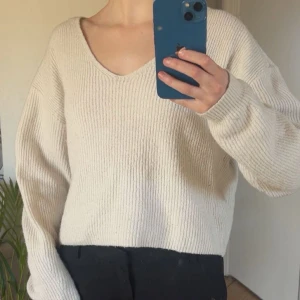 Beige stickad tröja - Säljer en mysig beige stickad tröja med v-ringning. Perfekt att ha till en kjol på sommaren eller över en klänning