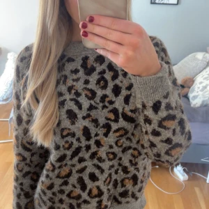 Leopardmönstrad tröja från Zara - Säljer en snygg leopardmönstrad tröja från Zara. Tröjan är i en mjuk och bekväm stickad kvalitet med långa ärmar och rund hals. Tröjan är i mycket fint skick!💘