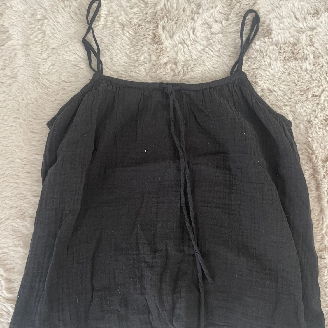 Svart ärmlös linnetopp