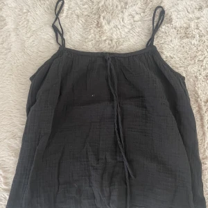 Svart ärmlös linnetopp - Jättefin topp från hm i storlek M, men passar XS och S jättebra!!💕skriv för frågor eller bilder på, pris kan diskuteras vid snabb affär! Endast anvönd 1 ggn och aldrig tvättad