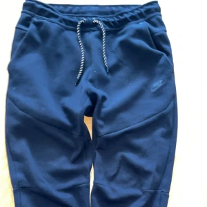 Nike tech fleece - Nike tech fleece byxor, strlk L men sitter som M, hör gärna av er:)))