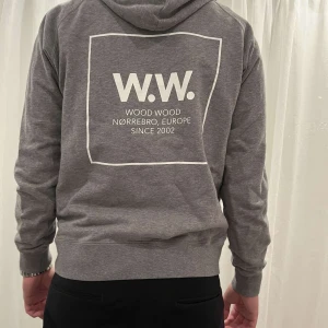 Wood Wood Hoodie - Säljer en näst intill ny Wood Wood Hoodie!! Ny kostar 1400kr och säljer den för endast 499kr!! Storlek M och passar M/S!!