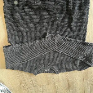 Svart stickad tröja från Cheap Monday - Säljer en svart stickad tröja från Cheap Monday i storlek S. Tröjan har en texturerad yta med långa ärmar och ribbade muddar. Perfekt för kyligare dagar. Hör av dig vid intresse!🩷🩷