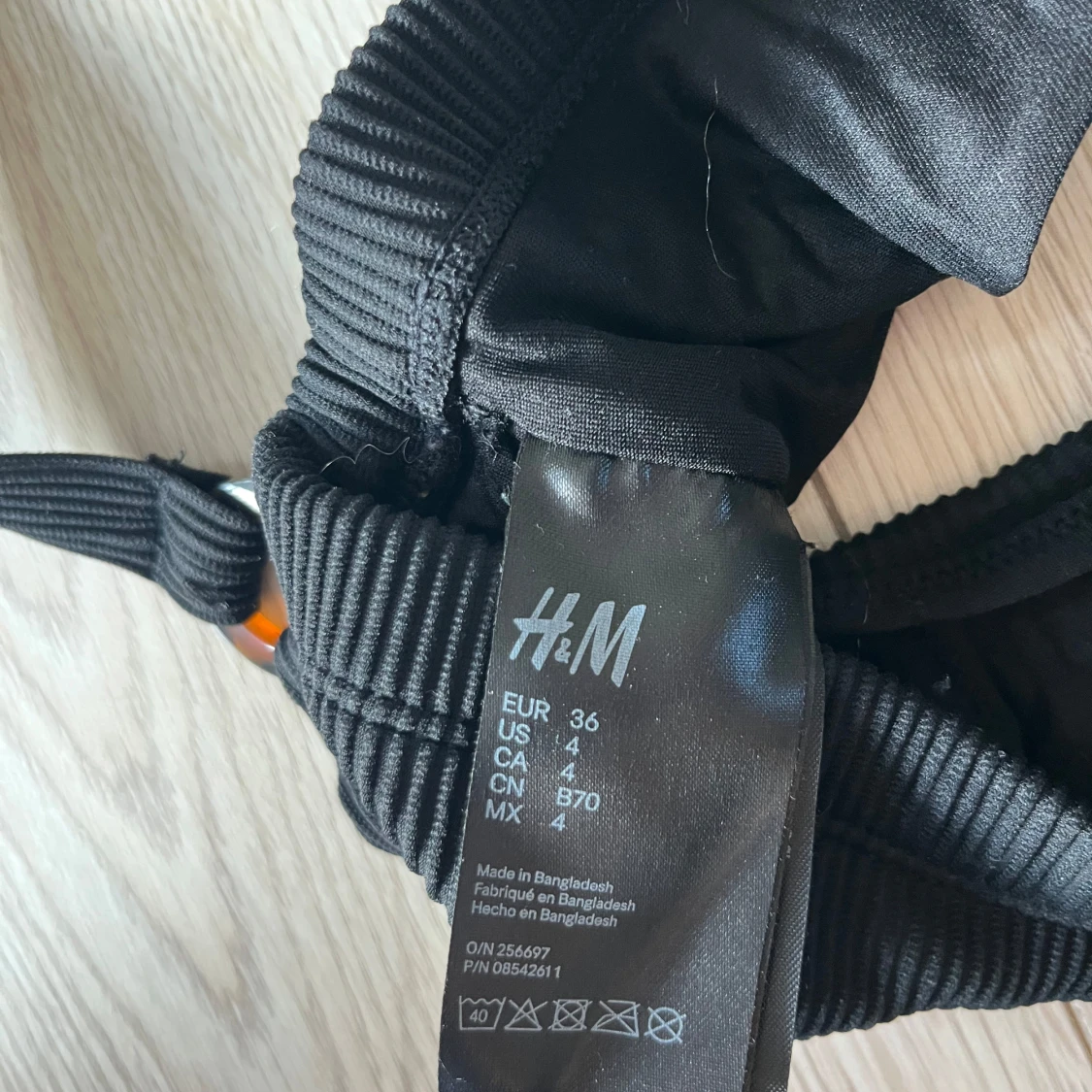 Svart ribbad topp från H&M - 2