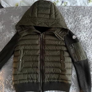 Moncler Cardigan olivgrön  - Hej,  Säljer denna snygga olivgröna Moncler cardigan i storlek S  NFC tagg fungerar som den ska samt QR koden  Säljer den mycket billigare eftersom jag ej har kvar kvittot på mejlen då jag bytt mejl. Pris går att diskuteras och vid övriga frågor skriv till mig om ni vill se fler bilder eller liknande.  Skickar allt inom 24h✅