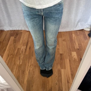Raka jeans zara - Raka jeans från zara med lite unik tvätt, skulle säga att de är mid waist. Köpta secondhand men då hade de lappar kvar, och aldrig använda av mig! Innerbenslängd 83cm och midjemått 38cm rakt över.