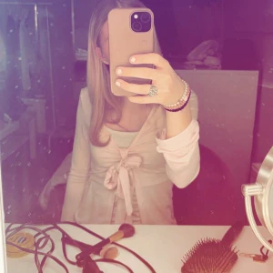 Rosa gullig omlottopp - Säljer en söt rosa omlottopp med knyt framtill. Toppen har långa ärmar och en feminin design som passar perfekt för en trendig look. Perfekt för att styla med jeans osv, använt fåtal gånger! Köpte för 300💗💗