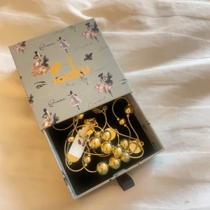 Berry iconic halsband ioaku  - Säljer ett så fint guld halsband från ioaku som tyvärr aldrig har kommit till användning!!☺️nypris är 599💗😊