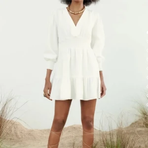 Vit klänning med v-ringning - Vit klänning. Aldrig använd och prislappen är kvar