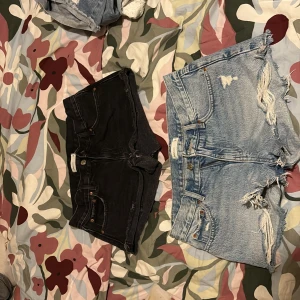 Jeansshorts från Gina Tricot - Dom blåa shortsen är sålda, men dom svarta finns kvar, jätte fina svarta lågmidiade shorts i storlek 32❤️ jätte bra att ha i sommar garderoben❤️