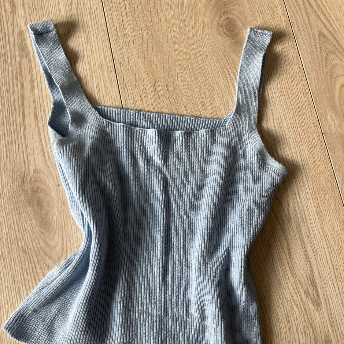 Ljusblå ribbad linnetopp