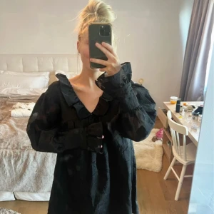 Svart klänning med jaquardmönster - Så söt klänning som passar perfekt till alla tillfällen! Måste tyvärr säljas då den var för stor på mig