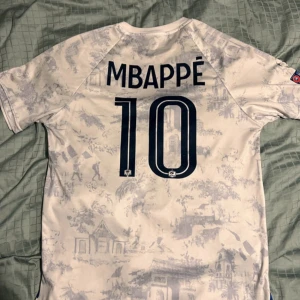Vit Frankrike fotbollströja Mbappe på Backsidan  - Säljer en vit Fransk fotbollströja med Mbappe på backsidan 