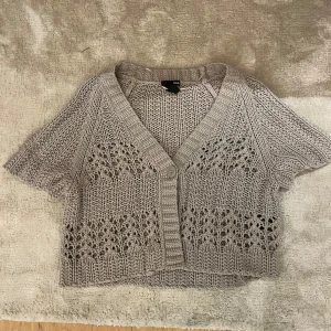 Beige stickad kofta  - Säljer en söt beige stickad koftan som inte längre  kommer till användning!💞💞