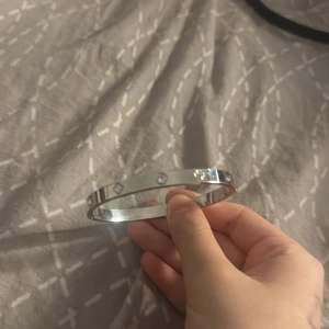 Silverfärgat armband med diamanter  - Snyggt silverfärgat armband med dekorativa diamanter runt om. Perfekt som en stilren accessoar för att komplettera din look.