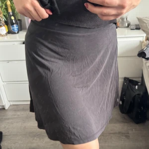 Svart kjol - Svart kjol med normal passform. Mjukt, luftigt och skönt material 