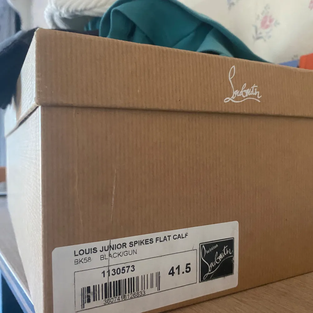 Säljer nu dessa Loubs för galet bra pris✨Storlek 41 1/2 men även större💸 Givetvis äkta bevis finns! . Kengät.