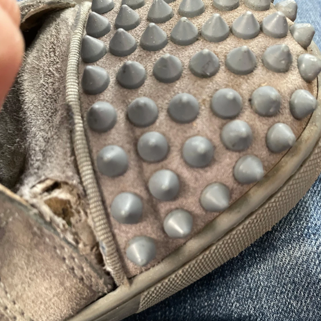 Grå sneakers med nitar - 4