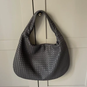 Väska - Jättefin väska från Design by si, sparsamt använd 🌸