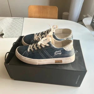 Vår sneakers från Armani  - Snygga blå sneakers från Armani i jeansmaterial med vita snören och detaljer.  Så så snygga men tyvärr försmå för mig, de är i väldigt bra skick! Nästan som nya 💕 Nypris är ca 1800kr 