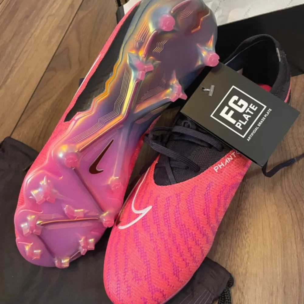 Säljer nike phantom gx skor i storlek 45 skorna finns ej att köpa längre och allt orginal ingår byten funkar . Kengät.
