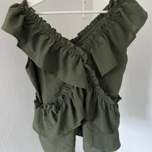 Grön topp med volanger - Snygg grön topp med volanger och omlott-design. Perfekt till sommaren🩷