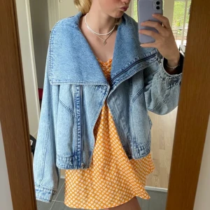 Populär jeansjacka - Säljer min älskade jeansjacka som inte längre kommer till användning!❤️
