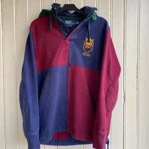 Ralph Lauren vintage 90’s huvtröja  - En vintage Polo Ralph Lauren huvtröja med avtagbar huva så att det blir en piké från 90 talet. Väldigt sällsynt med en huvtröja från Ralph Lauren i sånt här bra skick från 1990 talet. I mycket bra skick inga fläckar eller skavanker.   Måtten är ca 70 i längd och 40 i axelbredd.  Har du några frågor tveka inte på att skriva!!💬💬 