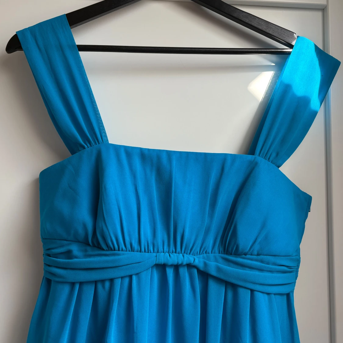 Blå klänning med volangdetaljer - 2