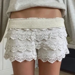 Vita spets shorts - Snygga vita shorts, strl xs/s💗💗